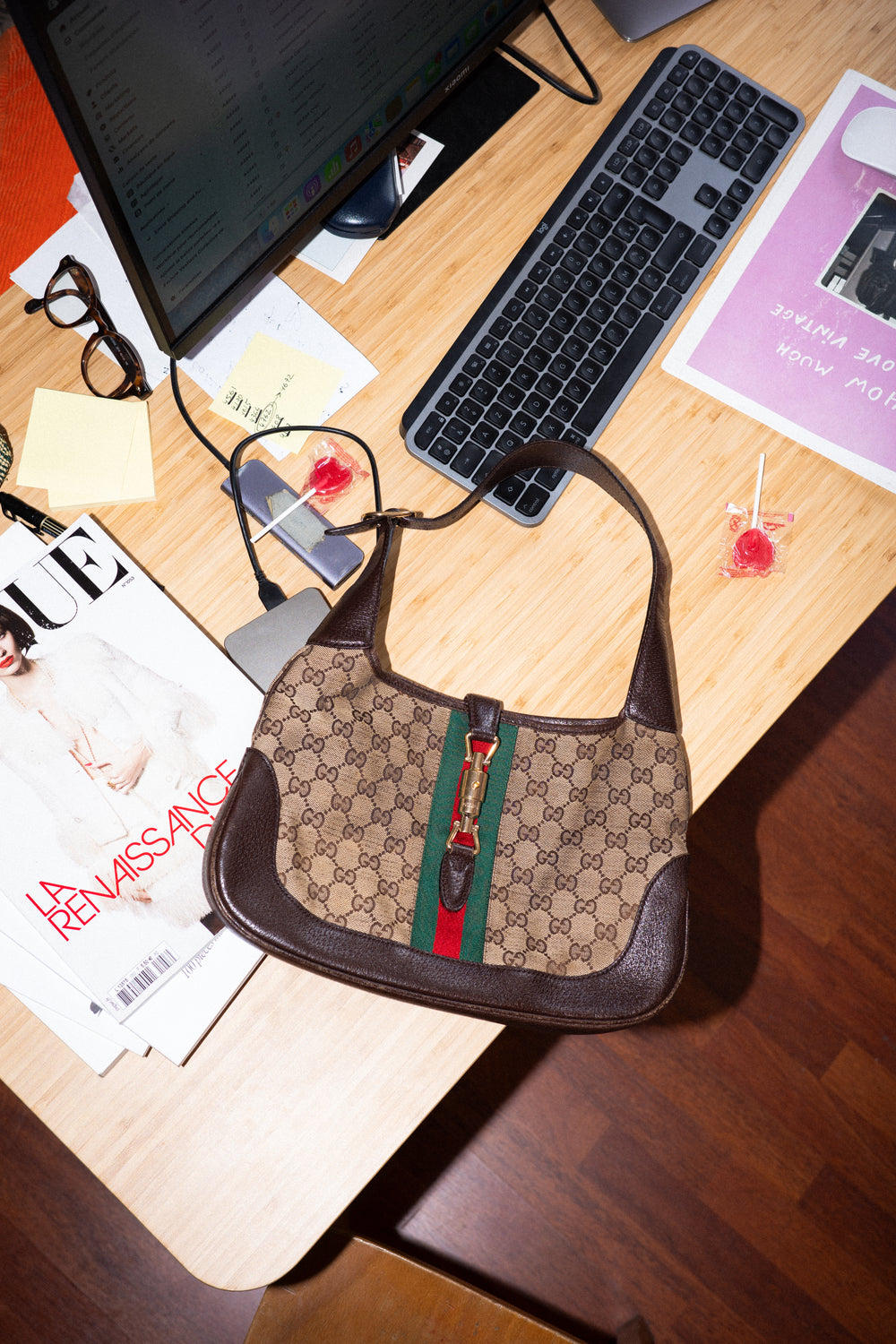 Sac Gucci vintage photographié au bureau pour l'analyse d'authentification par IA