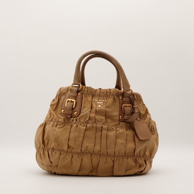 Sac Prada Tote Gaufre nylon camel vue de face occasion authentique — AMANA Vintage