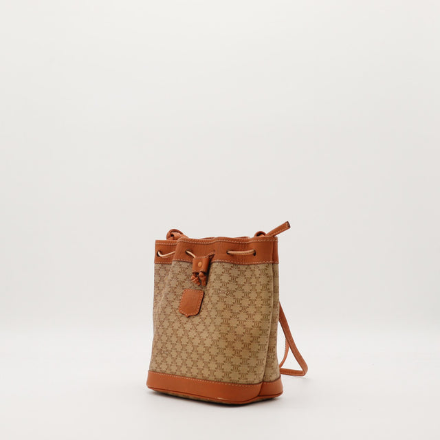 Seau Celine Macadam vue de trois quarts cordon coulissant cuir cognac — AMANA Vintage