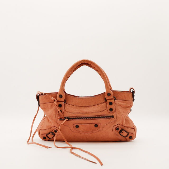 Sac Balenciaga First cuir d'agneau froissé rose saumon vue de face occasion authentique — AMANA Vintage