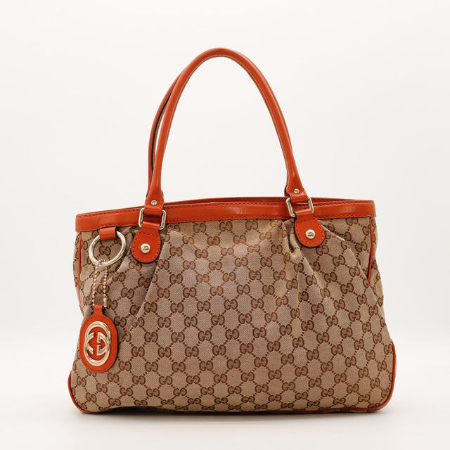 Sac Gucci Sukey toile monogrammée beige cuir rouge brique vue de face occasion authentique — AMANA Vintage