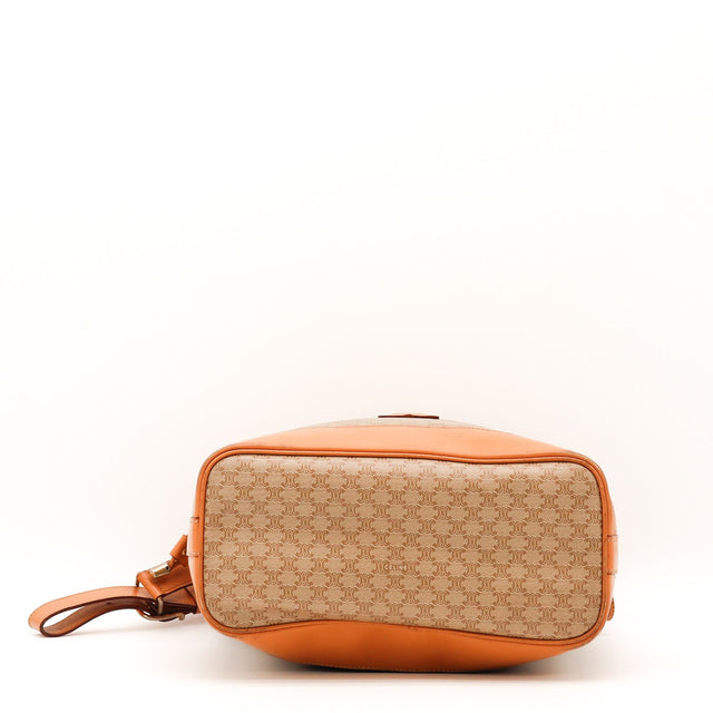 Détail de la patine caramel Céline Seau Macadam cuir cognac occasion authentique — AMANA Vintage