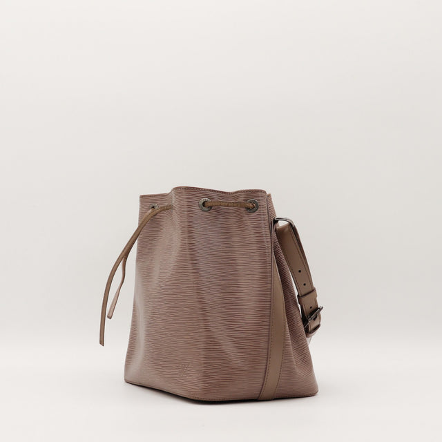 Sac Louis Vuitton Petit Noé Épi taupe vue de trois quarts occasion authentique — AMANA Vintage