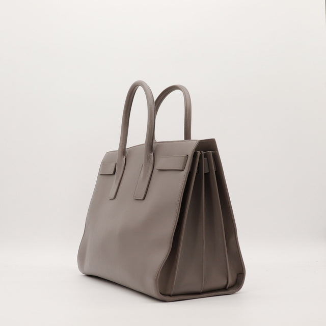 Sac de Jour Grand Saint Laurent vue de trois quarts côté gauche cuir lisse taupe — AMANA Vintage