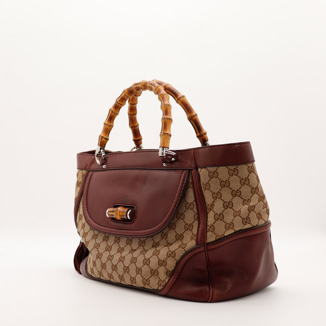 Tote Bag Bambou Gucci vue trois quarts gauche toile monogrammée bordeaux — AMANA Vintage