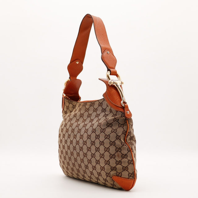 Vue de trois quarts Hobo Horsebit Gucci cuir cognac monogramme — AMANA Vintage