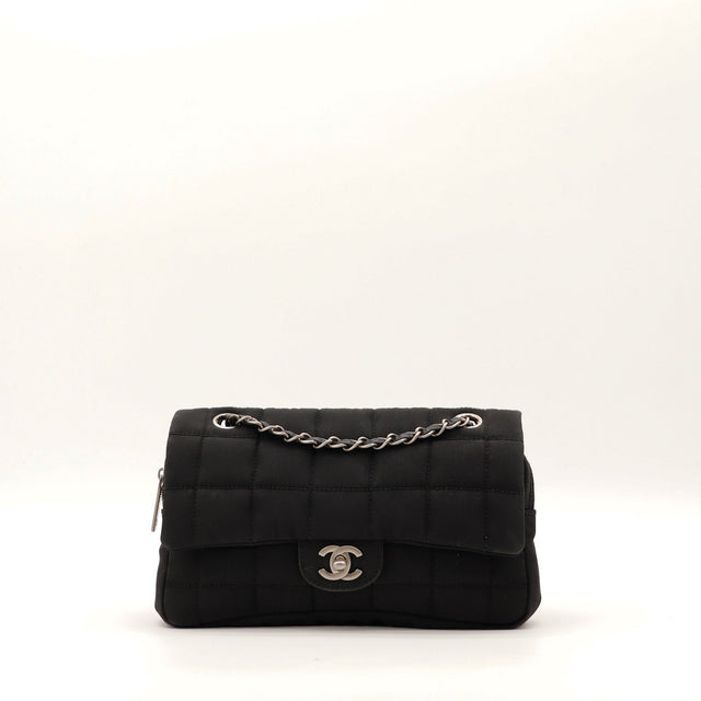Sac Chanel Chocolate Bar satin noir vue de face occasion authentique — AMANA Vintage