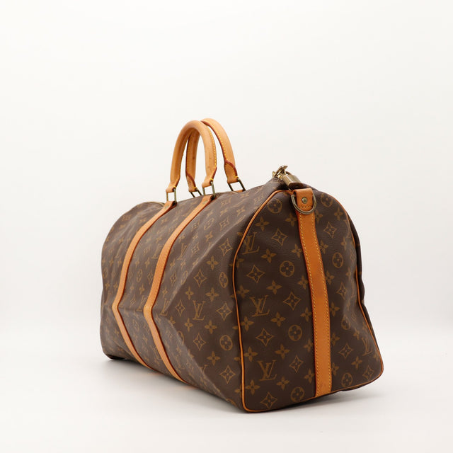 Louis Vuitton Keepall 50 Bandouliere vue de trois quarts gauche toile Monogram cuir vachette — AMANA Vintage