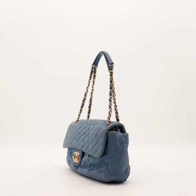 Chanel Classic Flap bleu vue de trois quarts gauche chaîne dorée — AMANA Vintage