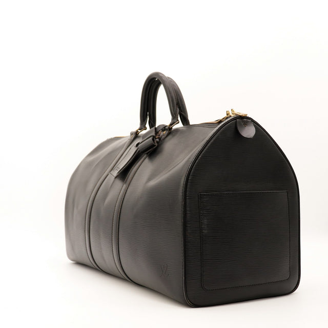Louis Vuitton Keepall 45 Epi Noir vue de trois quarts avec bandouliere — AMANA Vintage