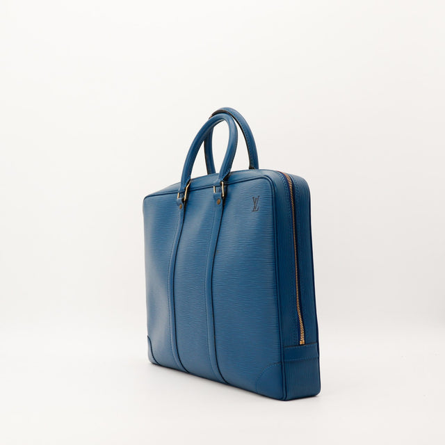 Porte-Documents Voyage Louis Vuitton Epi bleu vue de trois quarts gauche — AMANA Vintage