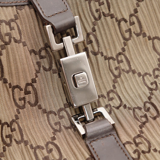 Détail fermoir piston argenté Gucci Jackie occasion authentique — AMANA Vintage