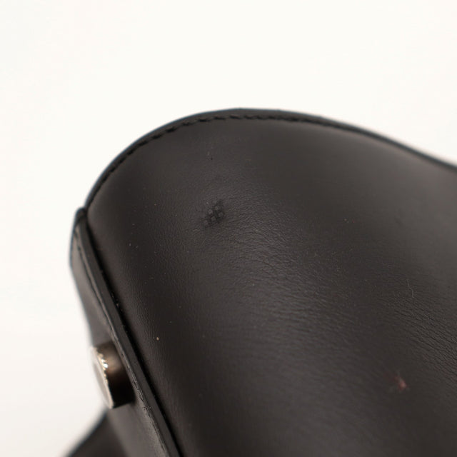 Détail marque sur le cuir noir du Sac de Jour Saint Laurent — AMANA Vintage