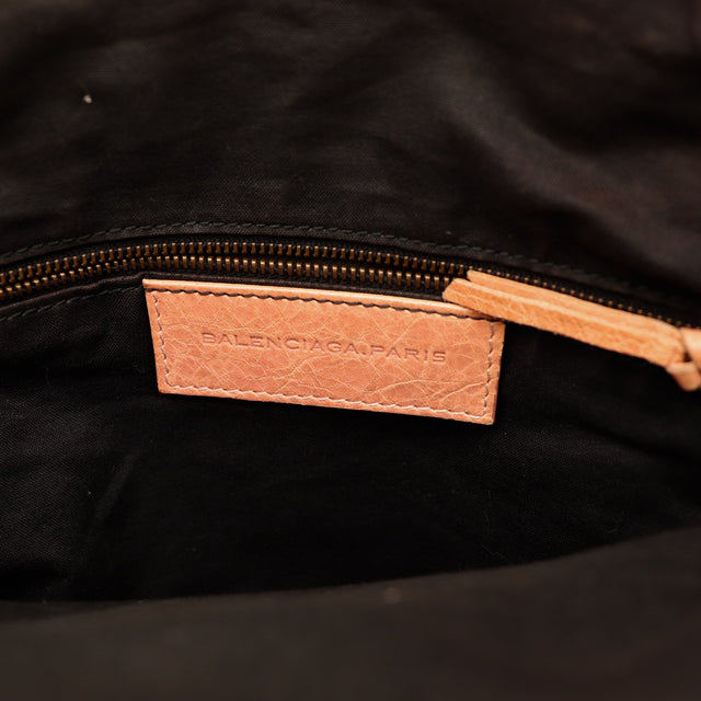 Intérieur doublure textile noire et étiquette Balenciaga Paris — AMANA Vintage