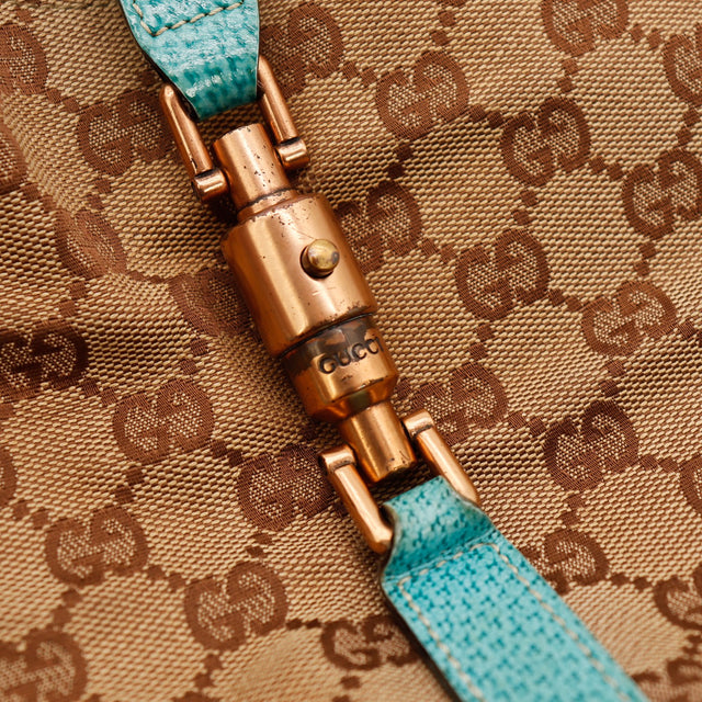 Détail du fermoir piston signé Gucci sur le New Jackie — AMANA Vintage