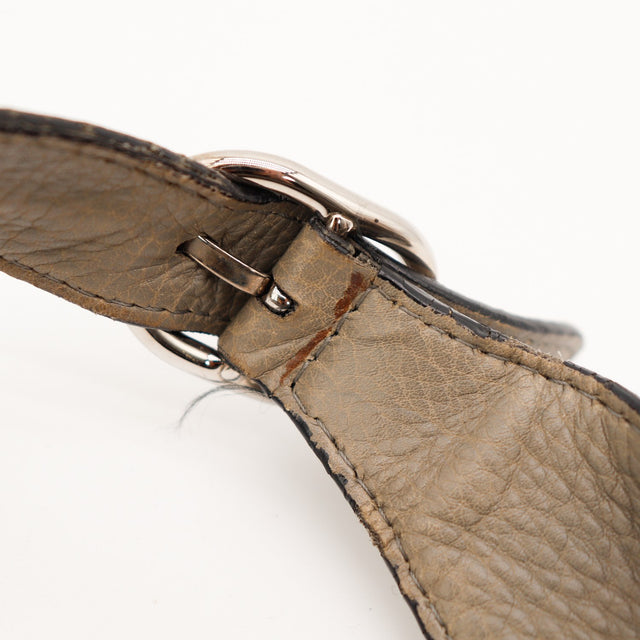 Détail boucle et sangle cuir Gucci Indy Hobo avec traces d'usage — AMANA Vintage