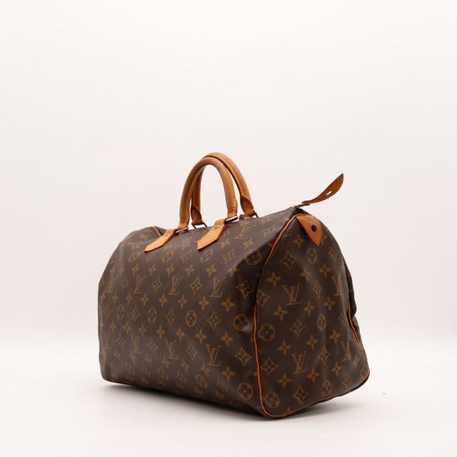 Vue de trois quarts Louis Vuitton Speedy 35 toile Monogram patine caramel — AMANA Vintage