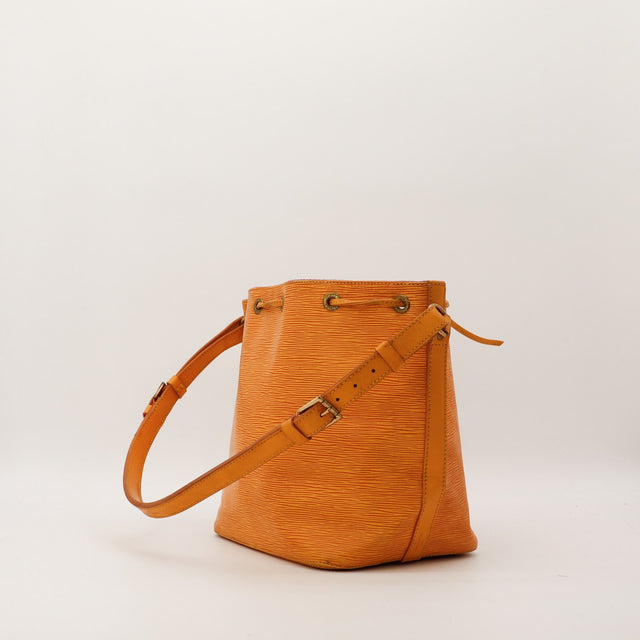 Louis Vuitton Noe Epi giallo vista di tre quarti con tracolla — AMANA Vintage