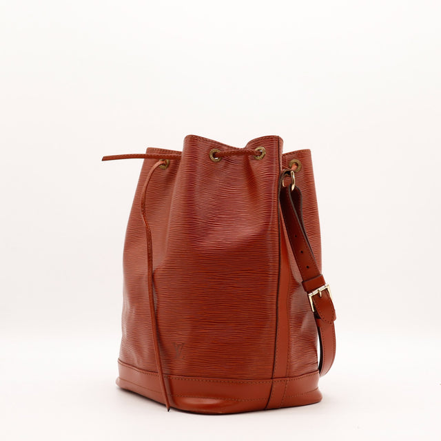 Louis Vuitton Noé Épi Marron vue de trois quarts avec bandoulière — AMANA Vintage