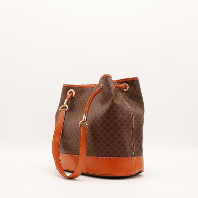 Vue de trois quarts sac seau Céline Macadam cuir cognac et toile vintage — AMANA Vintage