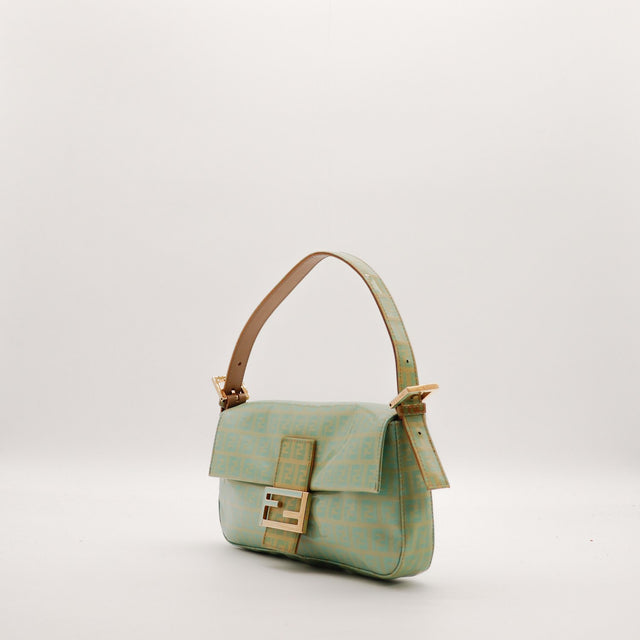 Fendi Baguette Zucchino vert vue de trois quarts gauche — AMANA Vintage