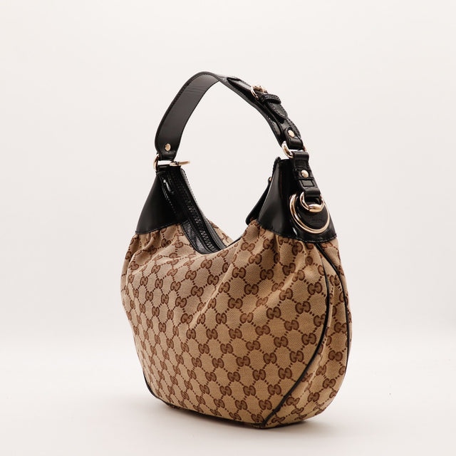 Vue de trois quarts Hobo Demi Lune Gucci anneau doré cuir verni noir — AMANA Vintage