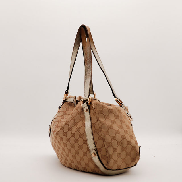 Hobo Gucci vue de côté gauche toile monogrammée anses dorées — AMANA Vintage
