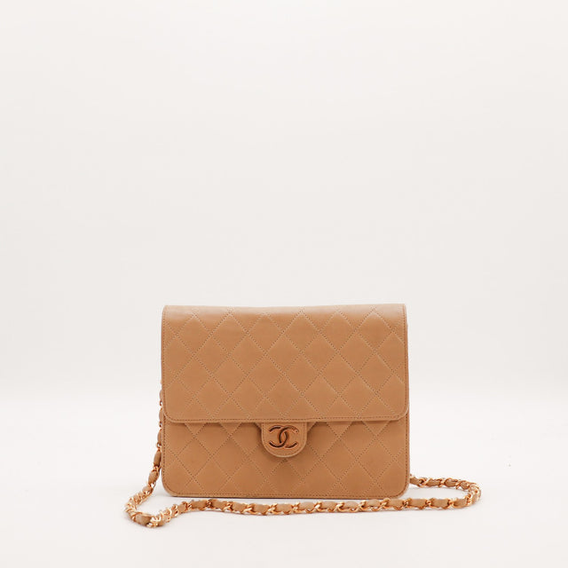 Chanel Classic Flap cuir matelassé beige vue de face fermoir CC doré occasion authentique — AMANA Vintage
