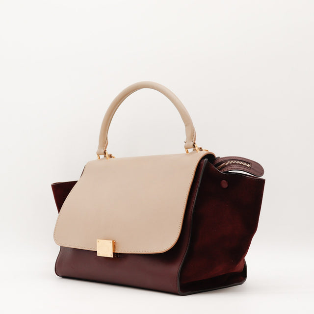 Vue de trois-quarts Céline Trapèze cuir bordeaux et beige occasion authentique — AMANA Vintage