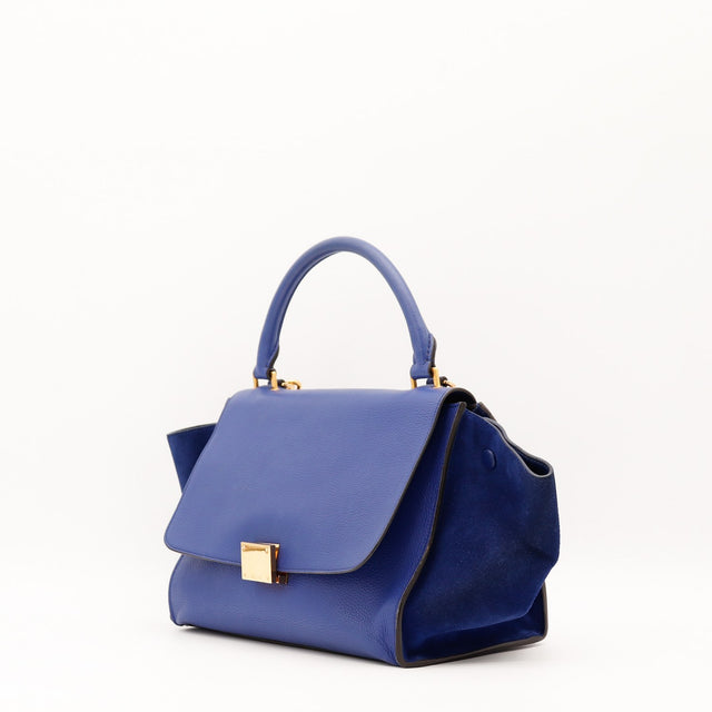 Vue de trois-quarts Céline Trapèze cuir de veau grainé bleu indigo occasion authentique — AMANA Vintage
