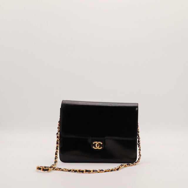 Sac Chanel Timeless cuir noir vue de face fermoir CC doré occasion authentique — AMANA Vintage