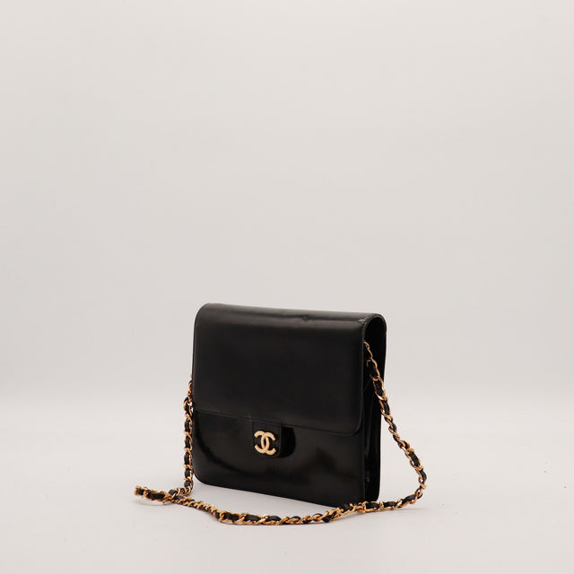 Sac Chanel Timeless cuir noir vue trois quarts chaîne dorée occasion — AMANA Vintage