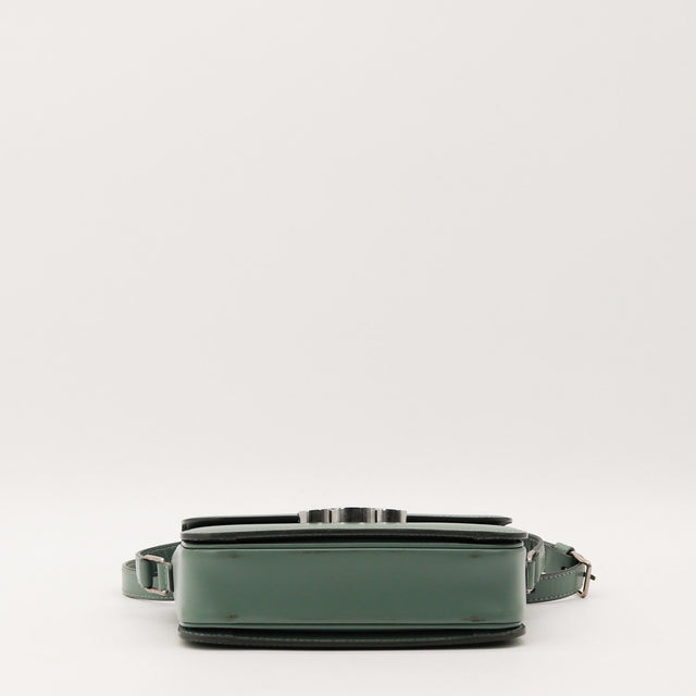 Détail des coins Céline Triomphe Teen cuir lisse vert sauge occasion authentique — AMANA Vintage