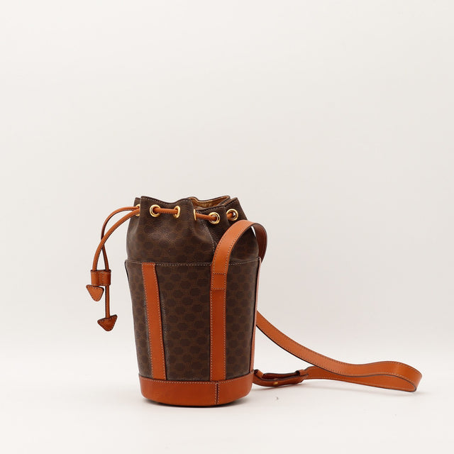 Sac seau Céline Macadam bandoulière cuir cognac vue trois quarts occasion authentique — AMANA Vintage