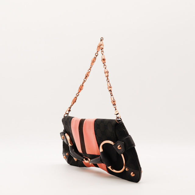 Vue de trois-quarts Gucci Pochette Horsebit toile monogrammée noire occasion authentique — AMANA Vintage