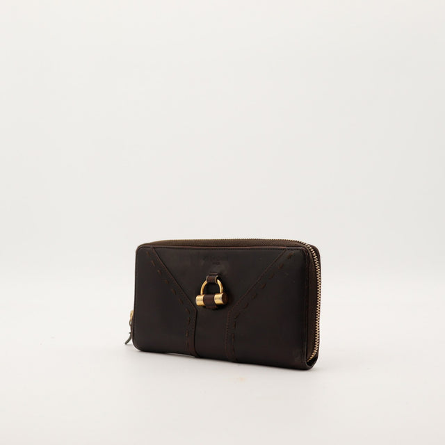 Portefeuille Yves Saint Laurent cuir lisse marron vue de trois quarts fermeture éclair — AMANA Vintage