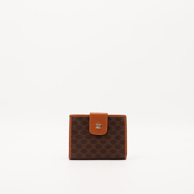 Portefeuille Celine Macadam toile marron vue de face fermoir logo occasion authentique â AMANA Vintage