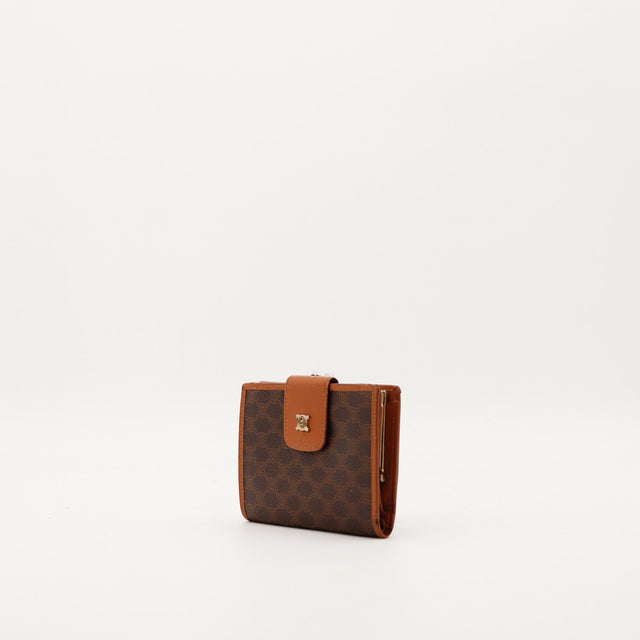 Portefeuille Celine Macadam vue de trois quarts cuir cognac occasion â AMANA Vintage