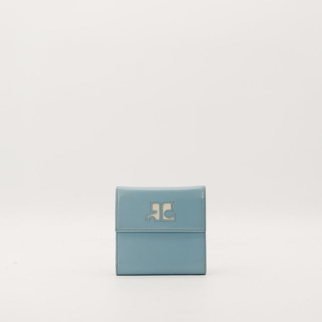 Portefeuille compact Courrèges cuir lisse bleu logo découpé vue de face occasion authentique — AMANA Vintage
