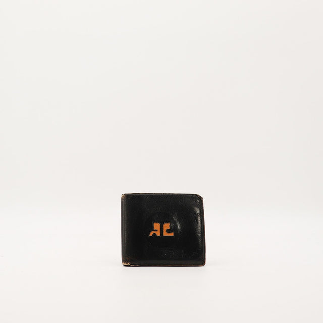 Portefeuille compact Courreges cuir noir logo bicolore vue de face occasion vintage — AMANA Vintage