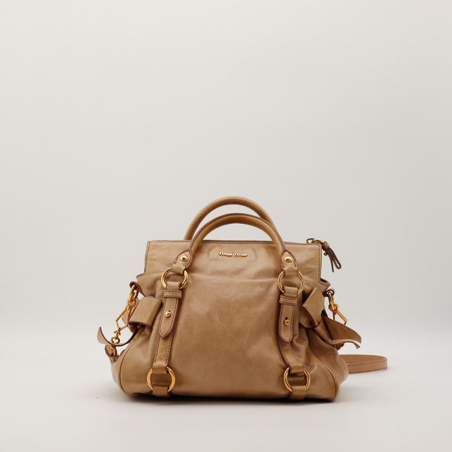 Sac Miu Miu Vitello Bow taupe vue de face avec bandouliere occasion authentique — AMANA Vintage