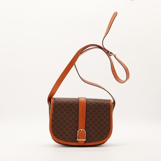 Sac besace Celine Macadam toile canvas caramel vue de face occasion authentique — AMANA Vintage