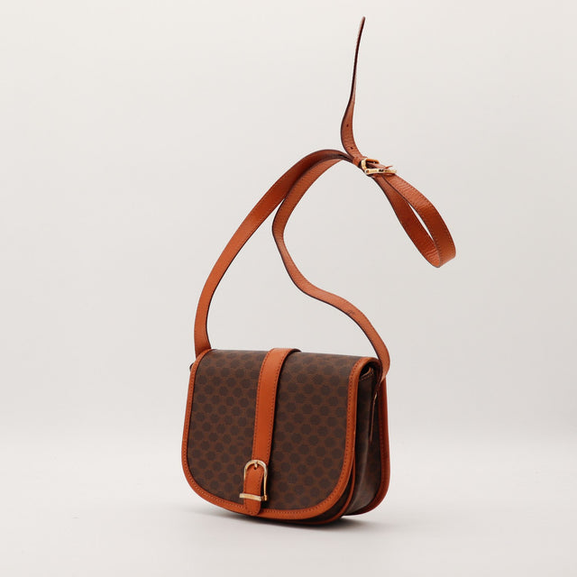 Sac Celine Macadam vue de trois quarts droite avec bandouliere cuir caramel — AMANA Vintage