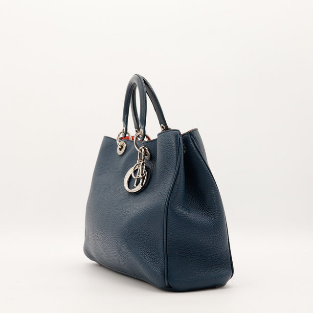 Christian Dior Diorissimo bleu marine vue de trois quarts gauche cuir grainé — AMANA Vintage