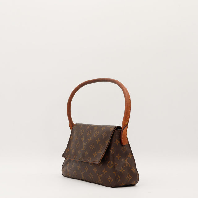 Vue de trois quarts Louis Vuitton Mini Looping anse tube patine caramel — AMANA Vintage
