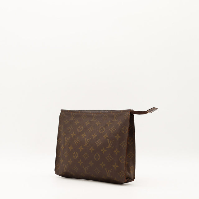 Vue de trois-quarts Trousse de Toilette 26 Louis Vuitton Monogram droite — AMANA Vintage