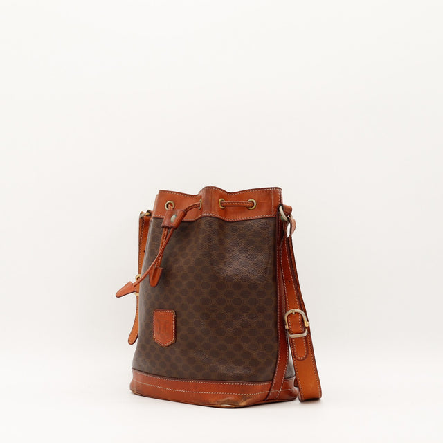 Vue trois quarts sac seau Céline Macadam avec bandoulière réglable occasion — AMANA Vintage