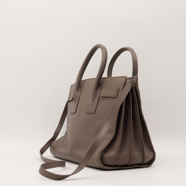 Détail des fermetures intérieures Saint Laurent Sac de Jour Small cuir lisse taupe occasion authentique — AMANA Vintage