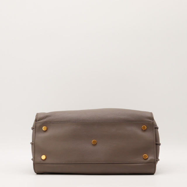 Vue des soufflets latéraux Saint Laurent Sac de Jour Small cuir lisse taupe occasion authentique — AMANA Vintage