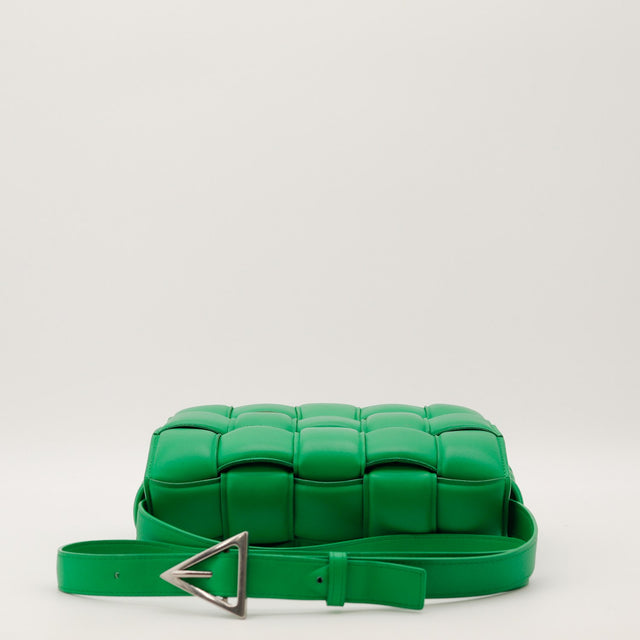 Détail du tressage près du fermoir Bottega Veneta Padded Cassette Maxi Intrecciato vert Parakeet occasion authentique — AMANA Vintage
